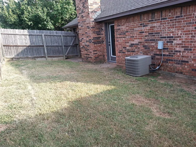 2821 Shady Grove Dr — Photo 17