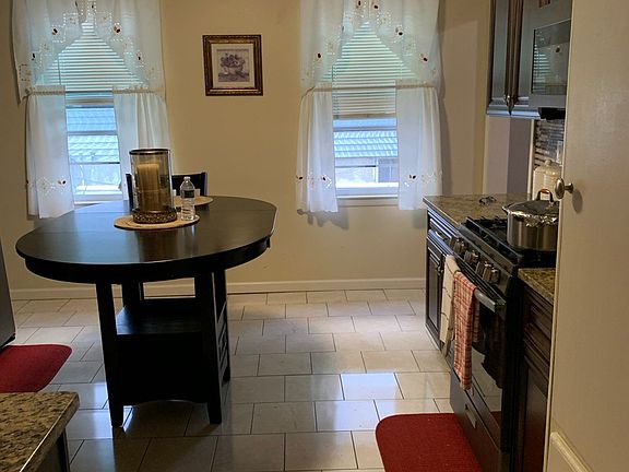 3rd image of 210 Marion St Floor 2-212