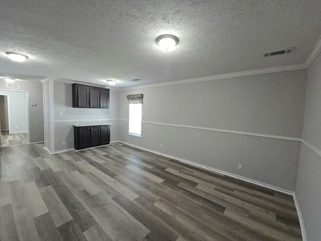 3 bed, 2.0 bath, 1056 sqft, $2,015 — Photo 3