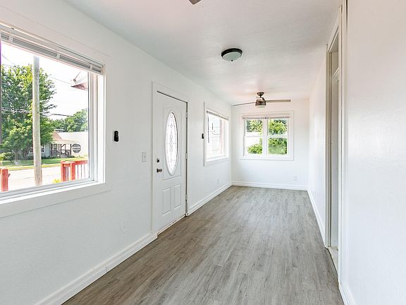 4th image of 2121 W College Street