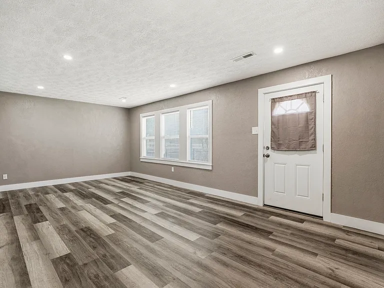 1605 Media Dr — Photo 3