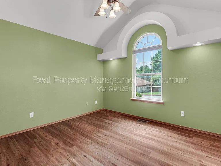 1111 W Poplar — Photo 17