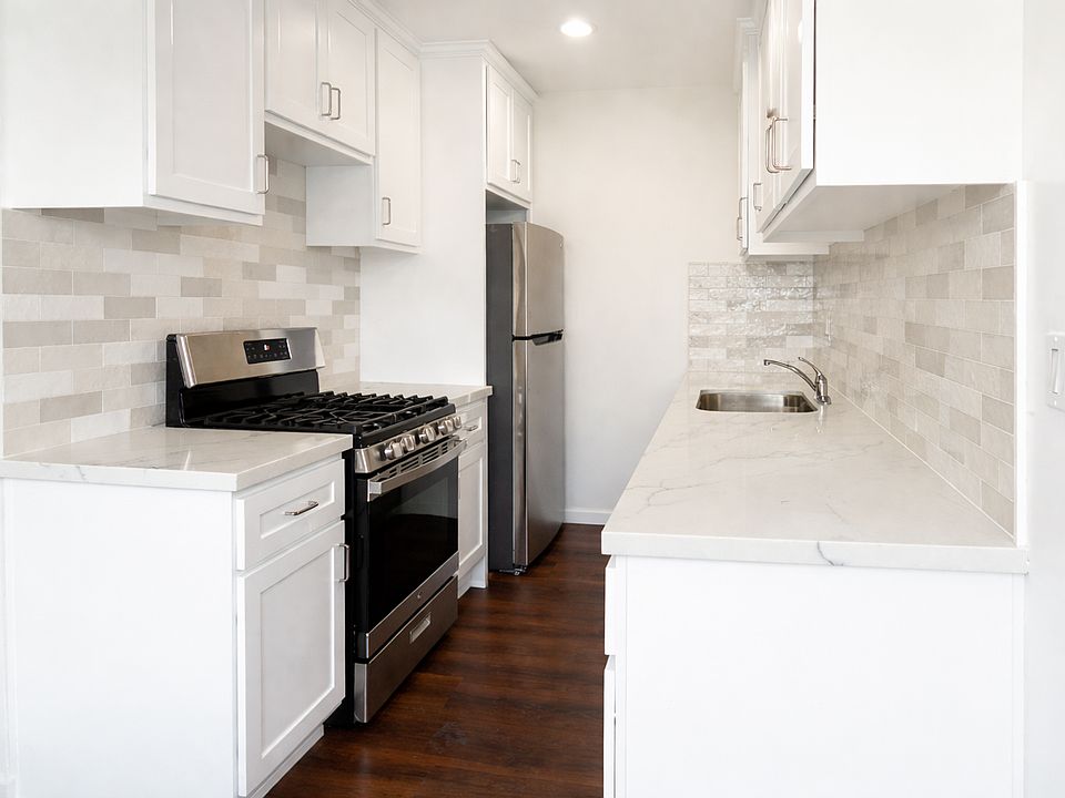 1st image of 4552 Saturn St #6