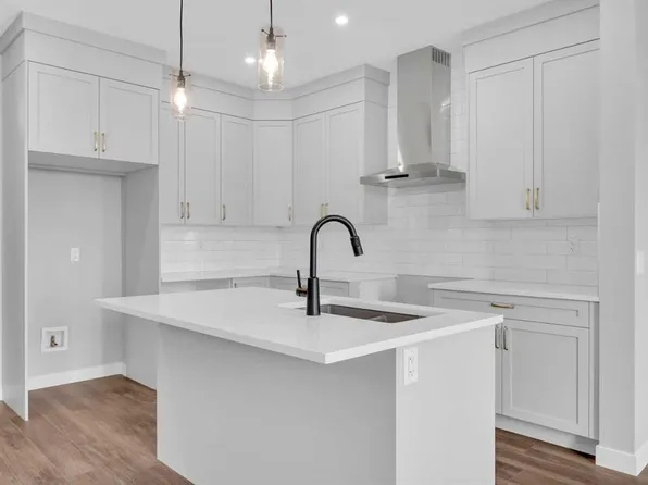 553 E Hotchkiss Dr SE, Calgary, AB T3S 0J9