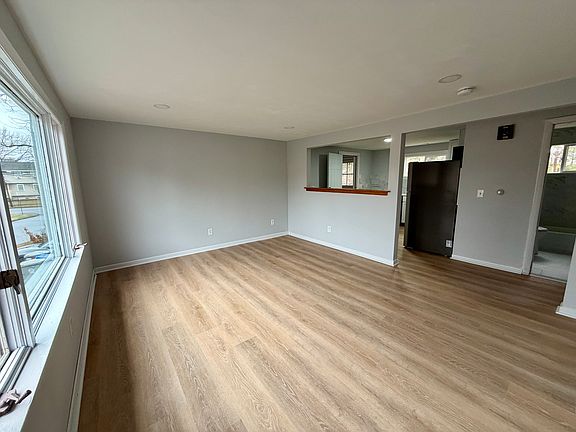 4th image of 164 Sycamore St #1L
