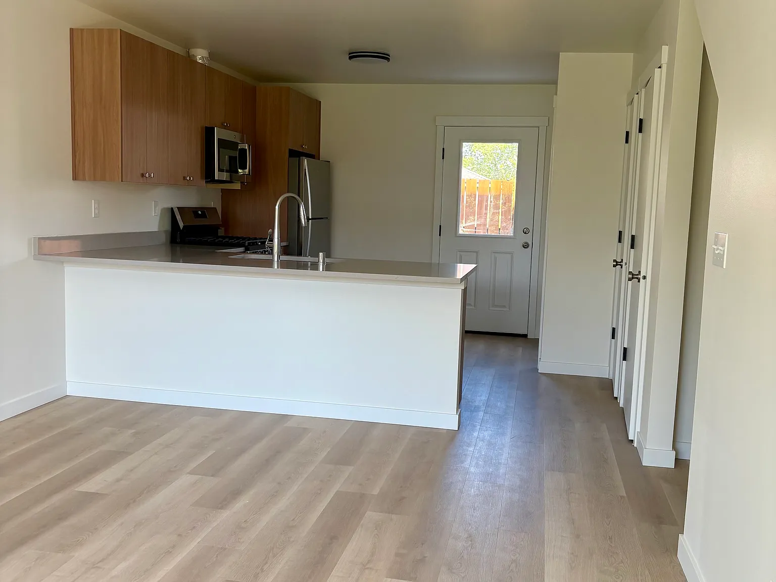 2 bed, 1.5 bath, 998 sqft, $2,100 — Photo 3