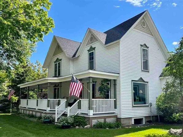 693 E Lake St, Harbor Springs, MI 49740
