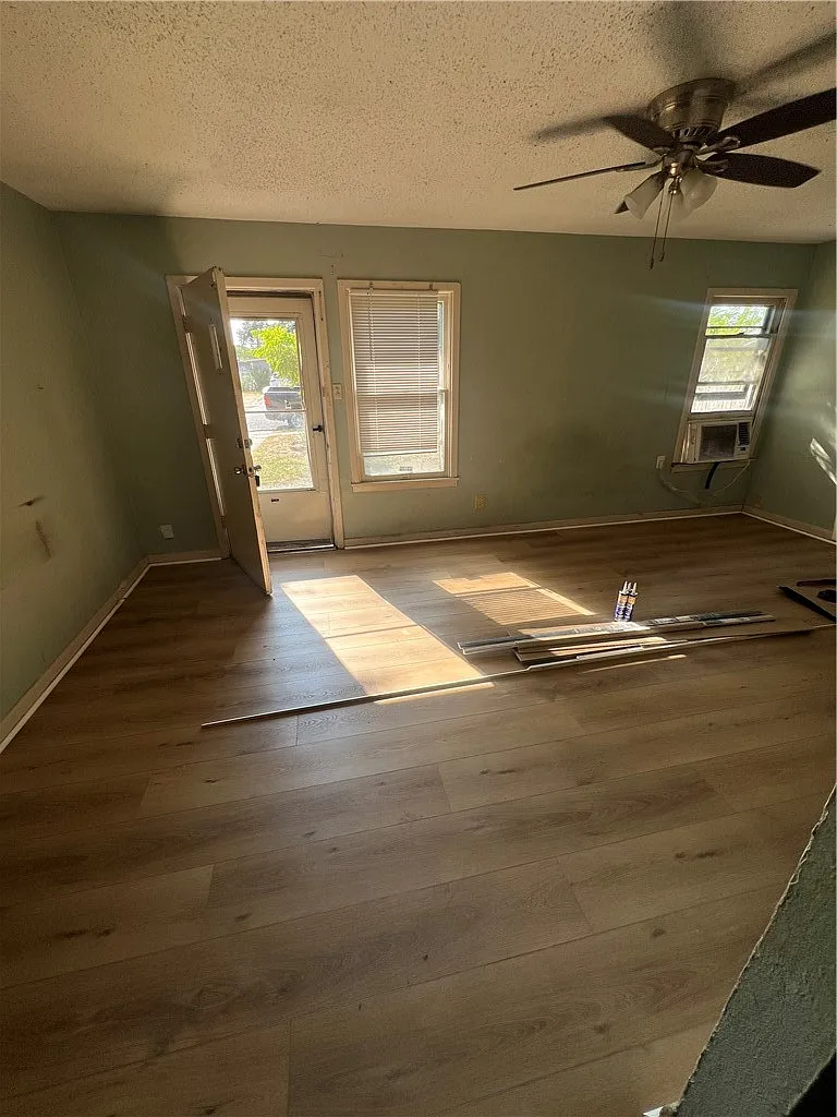 2 bed, 1.0 bath, 925 sqft, $1,295 — Photo 3