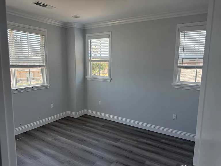 201 E Grand Ave — Photo 13
