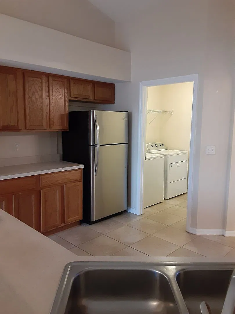 Spacious 3 Bedroom Single Family Home — Photo 3