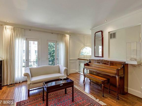 Hardwd Flr,Recessed Lights,Custom Milled ChairRail