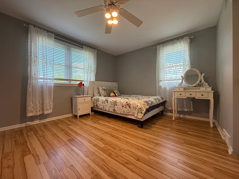 806 Warfield Ln — Photo 25