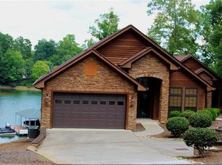 221 Dodgins Ln, Seneca, SC 29672