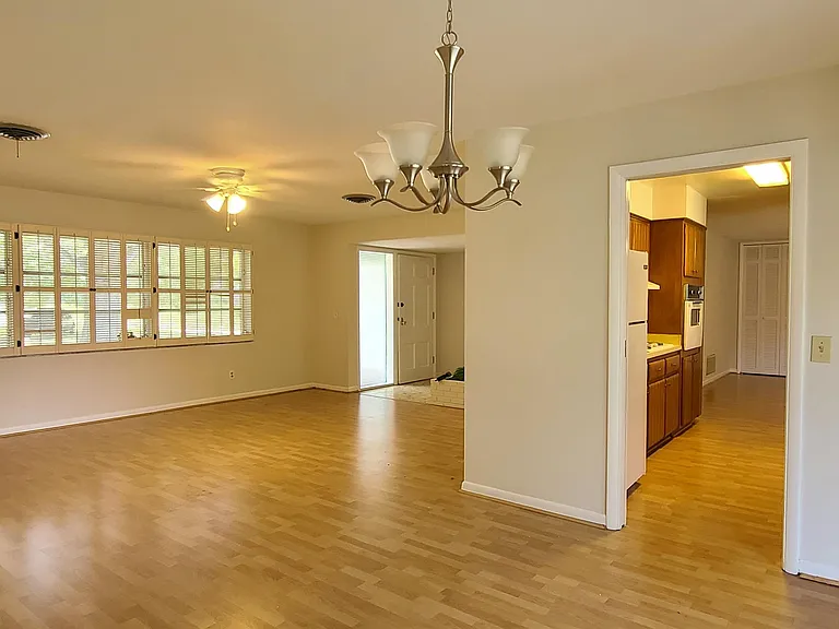 1329 Fairfield Dr — Photo 8