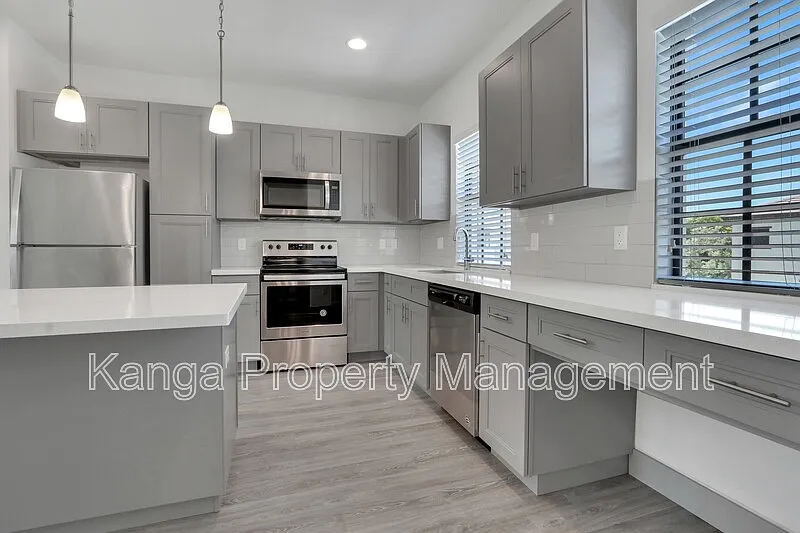 2 bed, 2.0 bath, 1100 sqft, $2,700 — Photo 2