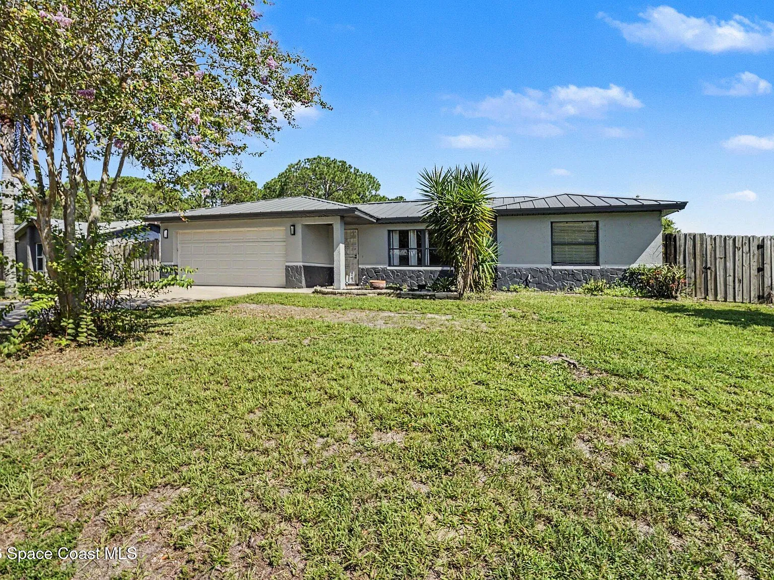 3 bed, 2.0 bath, 1600 sqft, $2,000 — Photo 1