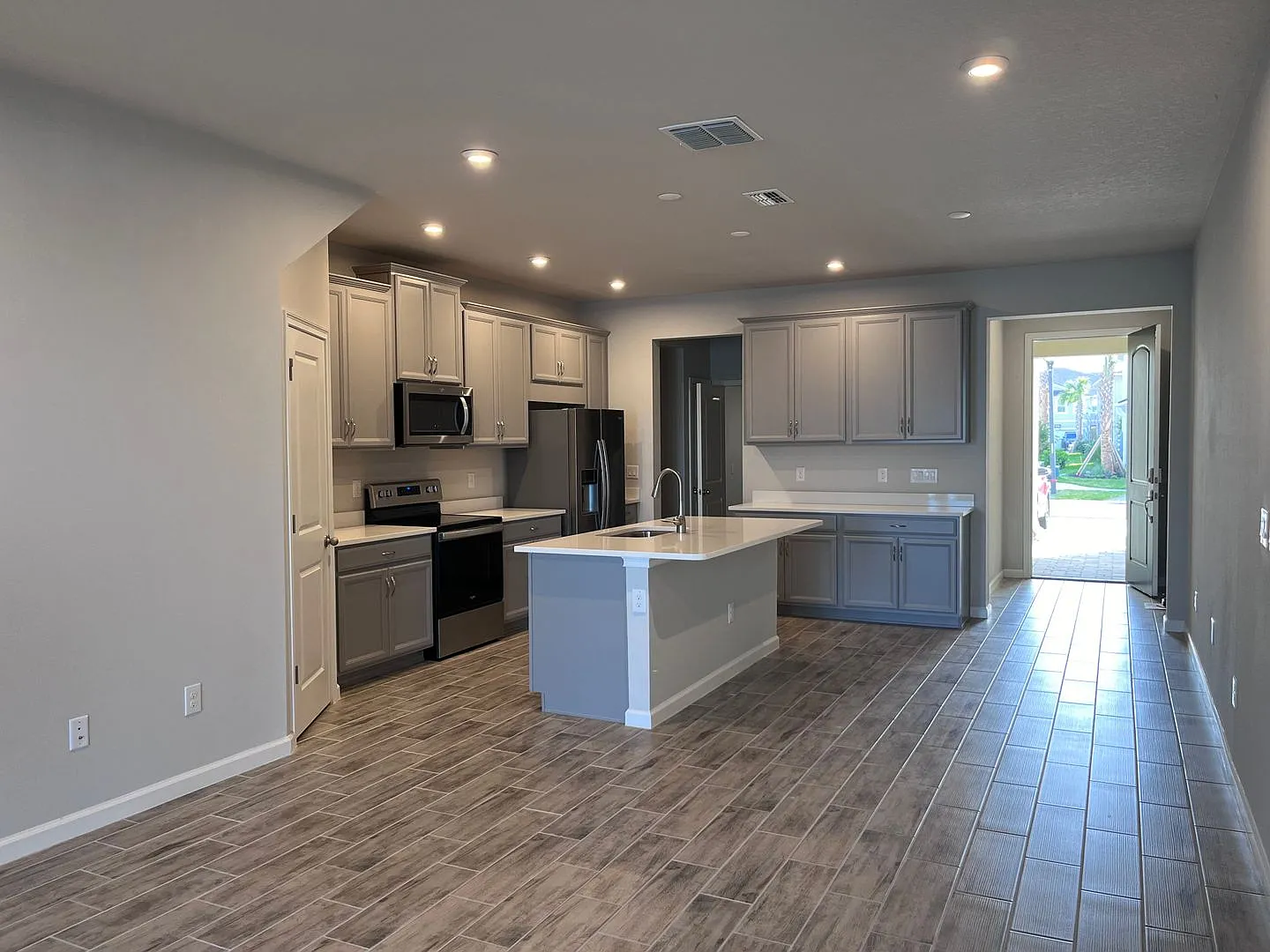Beautiful 3 bedroom, 2.5 bathroom, 1 car garage townhouse for rent in Lutz! — Photo 3