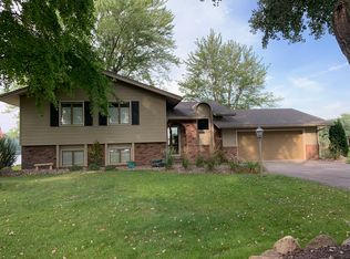 1729 Laguna Dr, Fremont, NE 68025