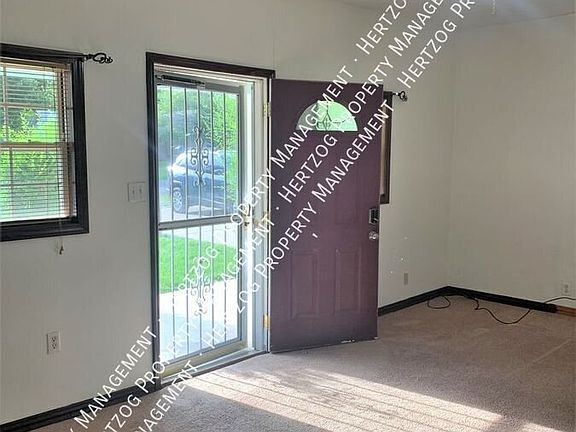 4th image of 820 N Elm St