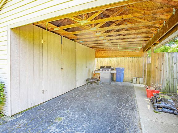 3rd image of 301 Gary Lee Dr