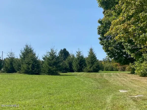 4 Loop Rd, Savoy, MA 01256