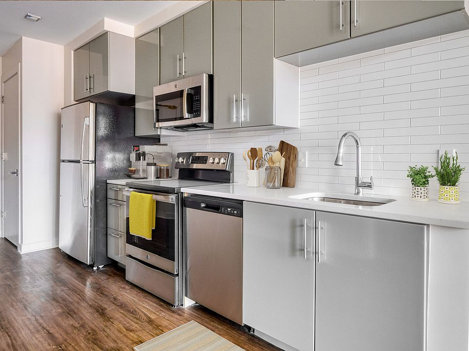 Modern Kitchens with Quartz Countertops and Stainless Steel Appliances