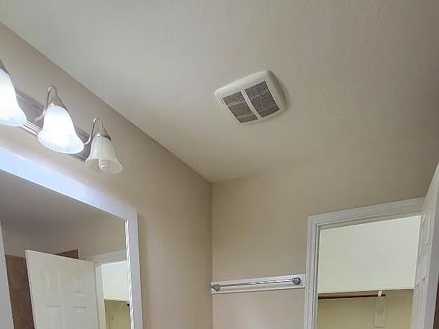 10007 Shire Green Ln — Photo 46