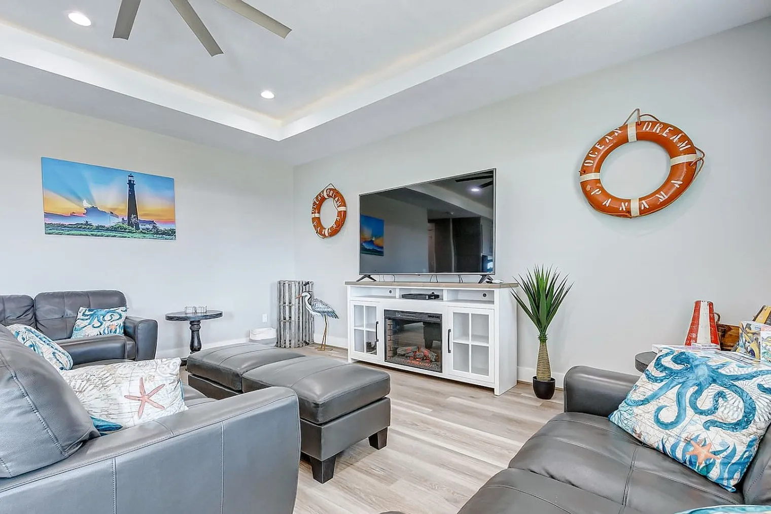 4 bed, 2.0 bath, $9,563 — Photo 2