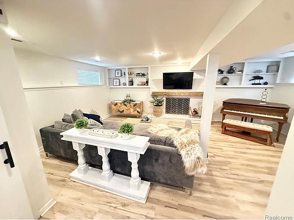 3rd image of 313 N Castell Ave