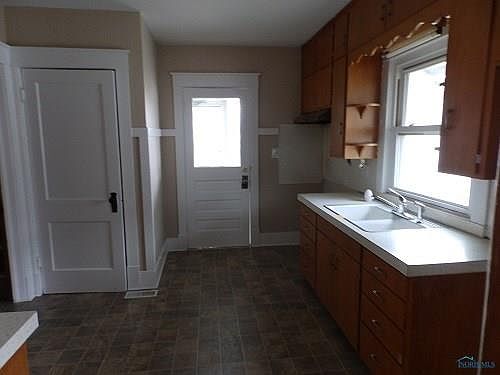 3rd image of 114 E Lynn St