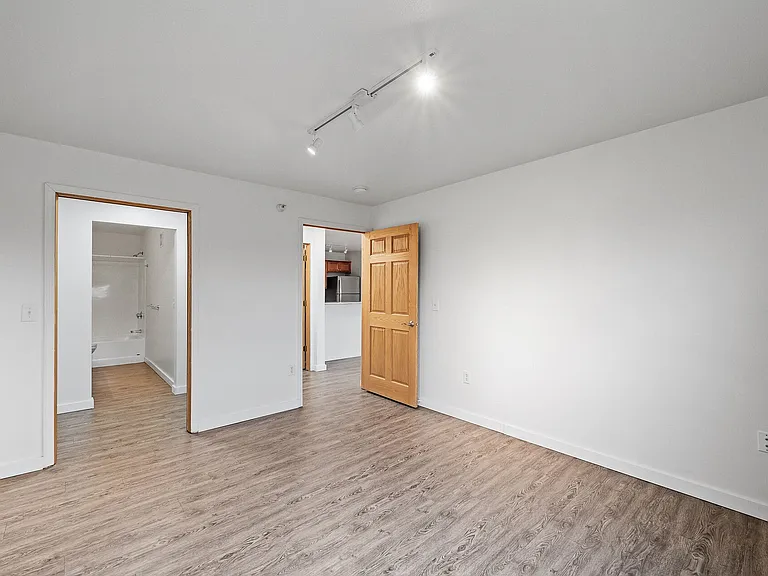 500 W Franklin Ave — Photo 9