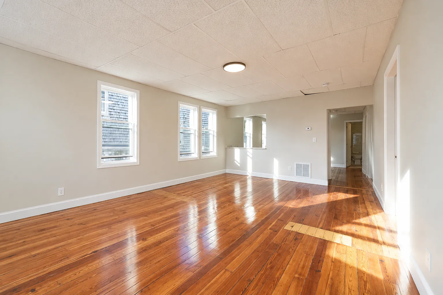 3 bed, 1196 sqft, $1,900 — Photo 2