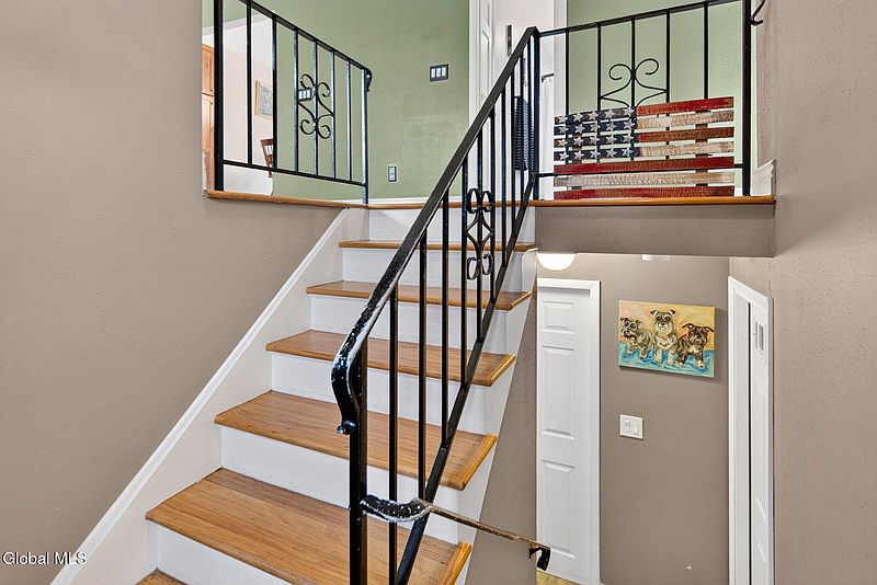 2nd image of 33 Hawthorne Court