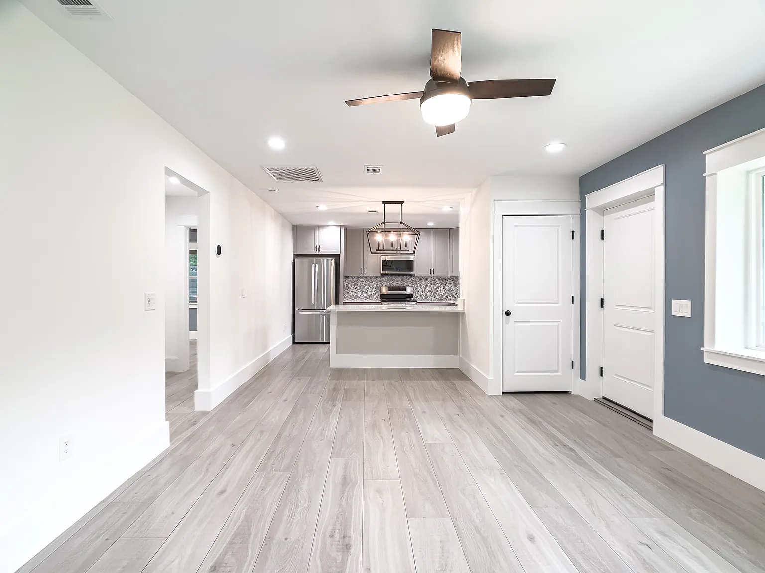3 bed, 1207 sqft, $2,400 — Photo 4