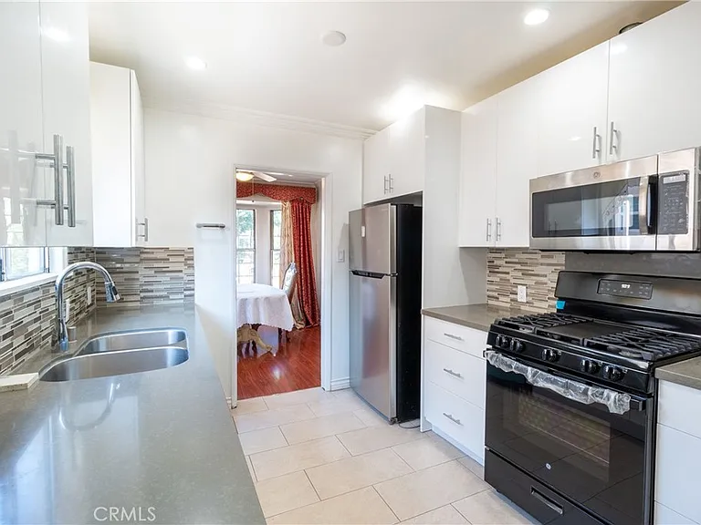 5034 Newcastle Ave — Photo 2