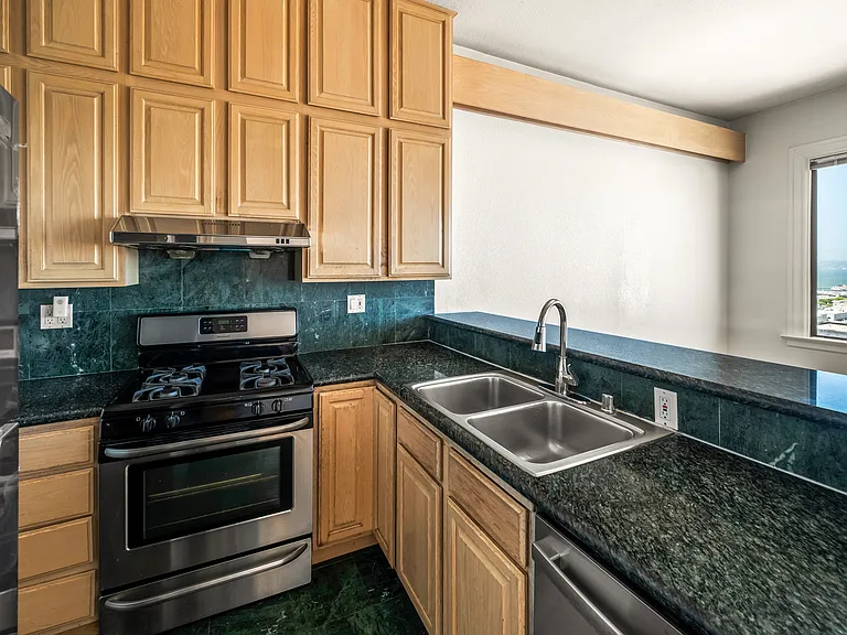 838 Green St — Photo 4