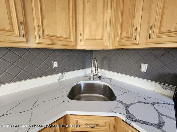 5th image of 28 Melrose Drive #10