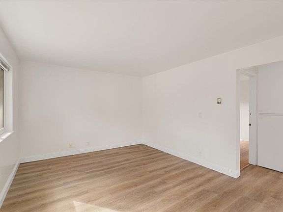 5th image of 3175 Locke Dr