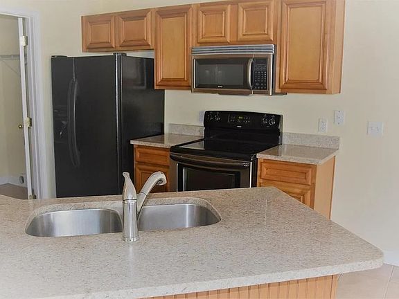 4th image of 823 Sugar Plum Ln