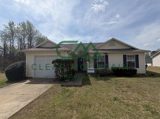 Modern Updates! 4 Bed/2 bath Single Family Home!, Greenville, SC 29611