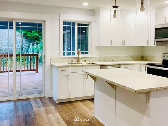 5th image of 826 Teal Ct SE