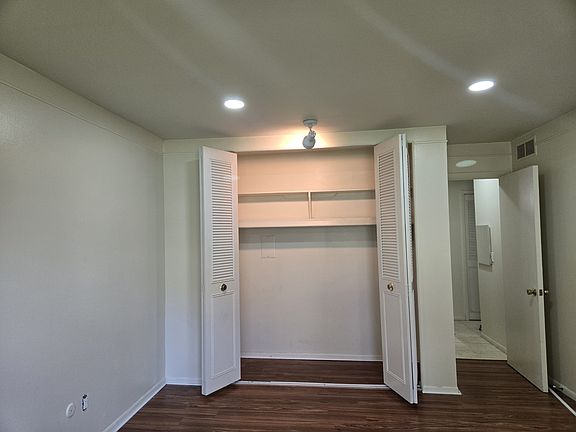 4th image of 470 Fox Hills Dr N APT 1