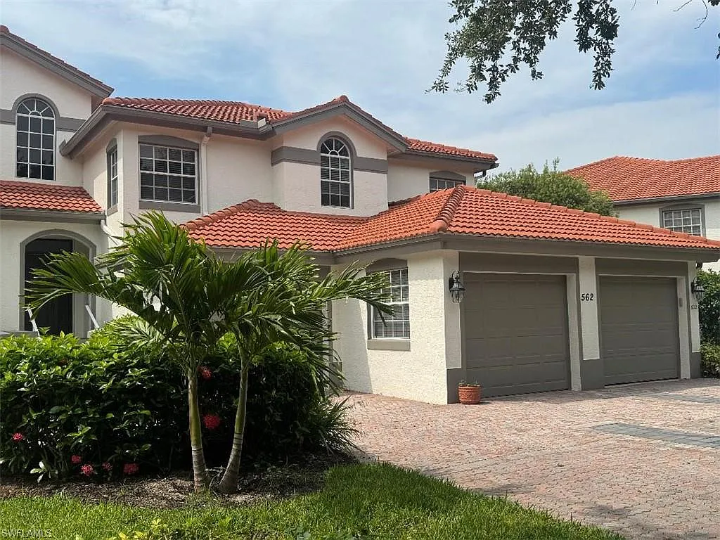 3 bed, 3.5 bath, 2300 sqft, $3,995 — Photo 2
