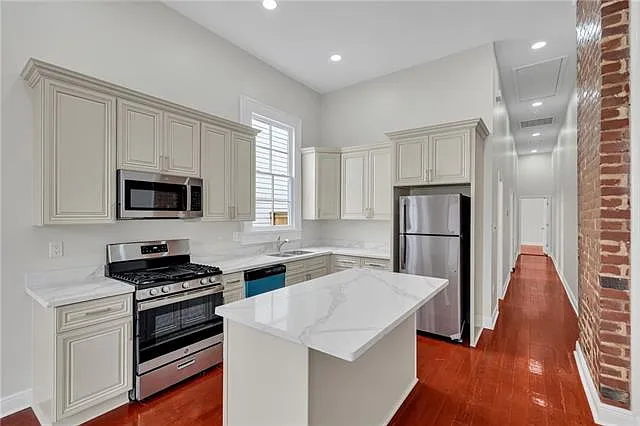 2512 Laurel St — Photo 4