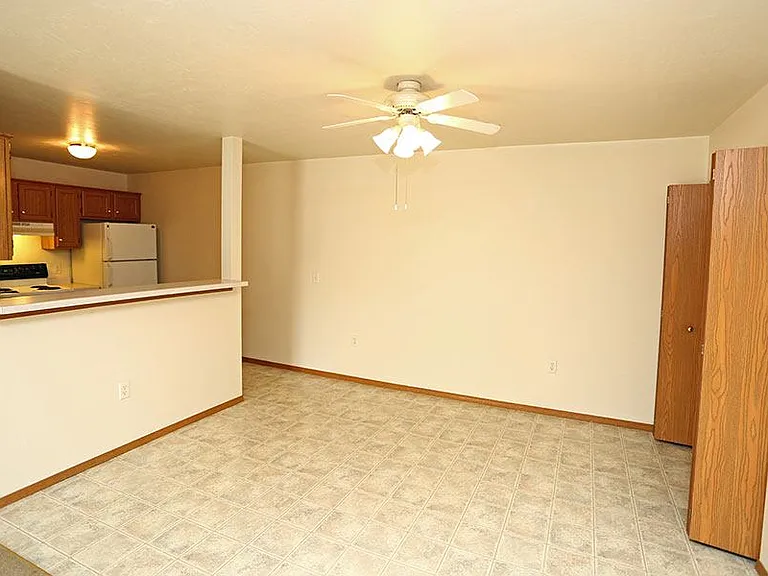 BREEZEWOOD APARTMENTS — Photo 9