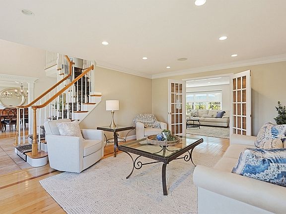 5th image of 8 Weyman Ln