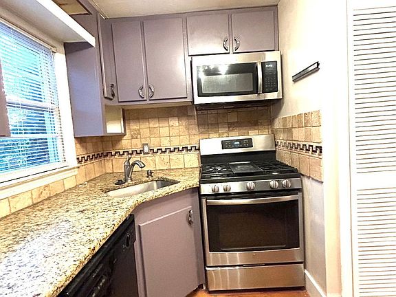 Kitchen Gas Range w/Grill and Microwave