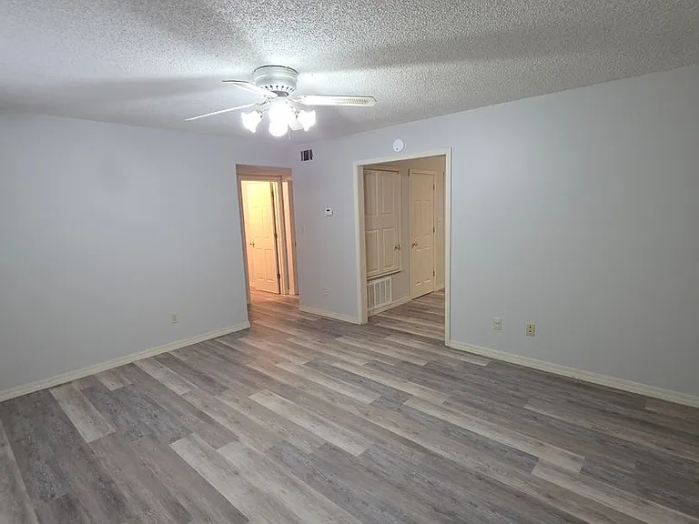 600 E 8th St #1 — Photo 2