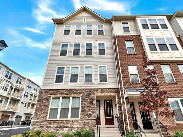 902 California Dr NE, Leesburg, VA 20176