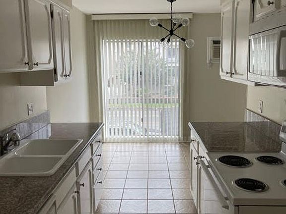5th image of 115 N Doheny Dr #109